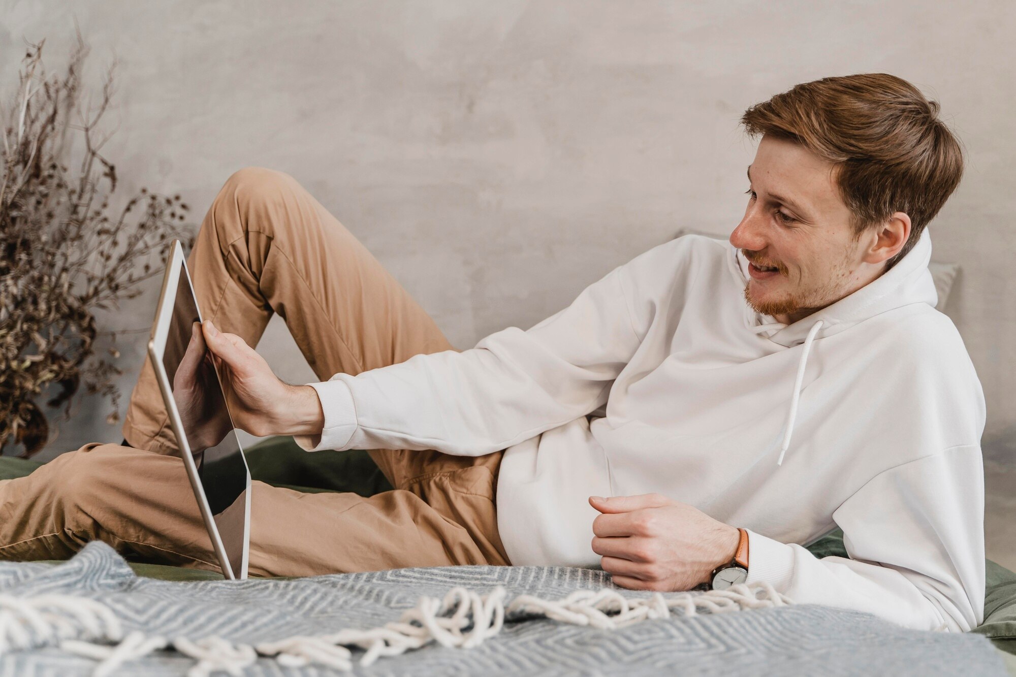 Mesa con alimentos frescos y saludables — verduras, frutas y semillas, base de alimentación equilibrada